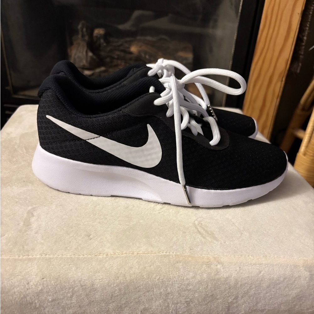 Nike shoes
Women’s size 7 - Picture 2 of 12